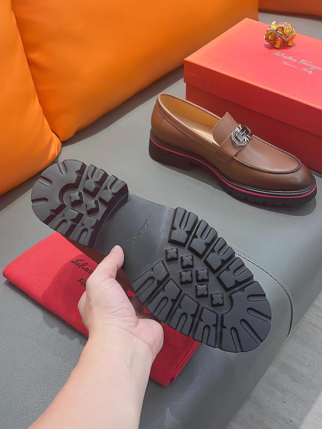 Men's shoes FERRAGAMO "Ferragamo" P540 Regular size: 39-44 (38, 45, 46, 47 customized) (suit shoes) Product materials: Selected first-layer cowhide upper, imported sheepskin lining; original outsole.